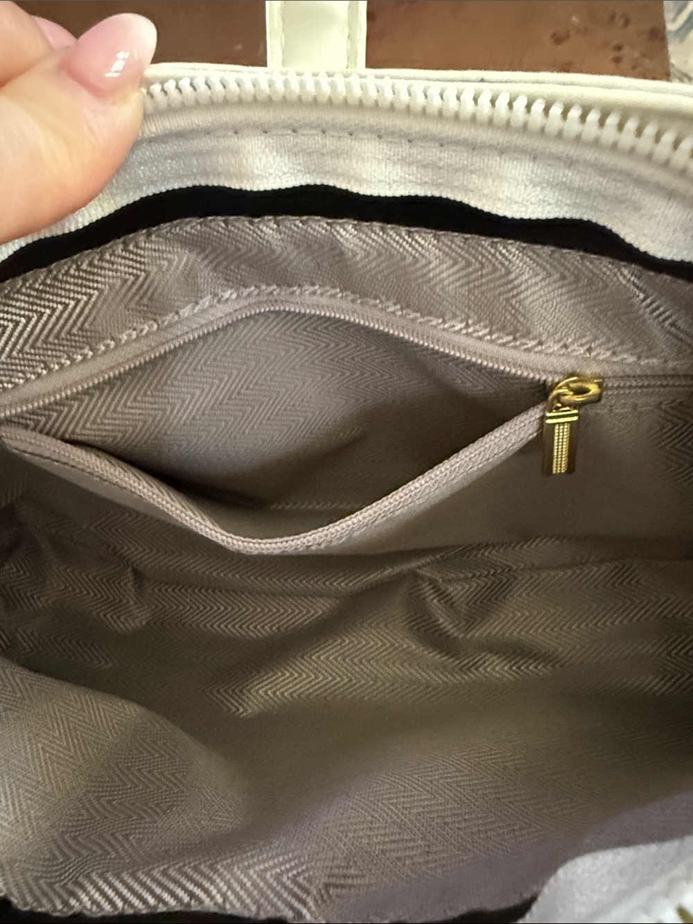 Cream Leather Shoulder Bag with Gold Hardware - Picture 2 of 6